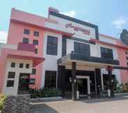 Exterior 3 Urbanview Hotel Anggraeni Jatibarang