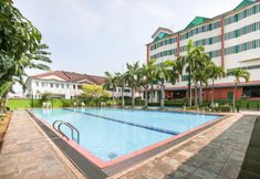 Kolam Renang 3 Capital O Hotel Super Cowboy