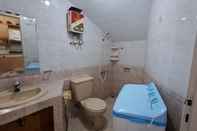 Phòng tắm bên trong Villa Kota Bunga Akasia