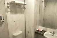 Toilet Kamar Front One Inn Semarang