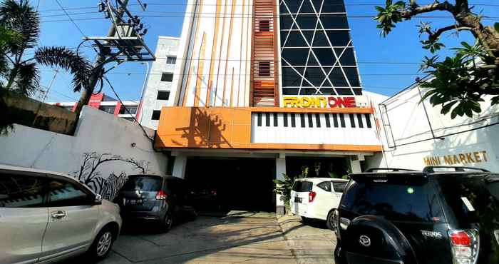 Exterior Front One Inn Semarang