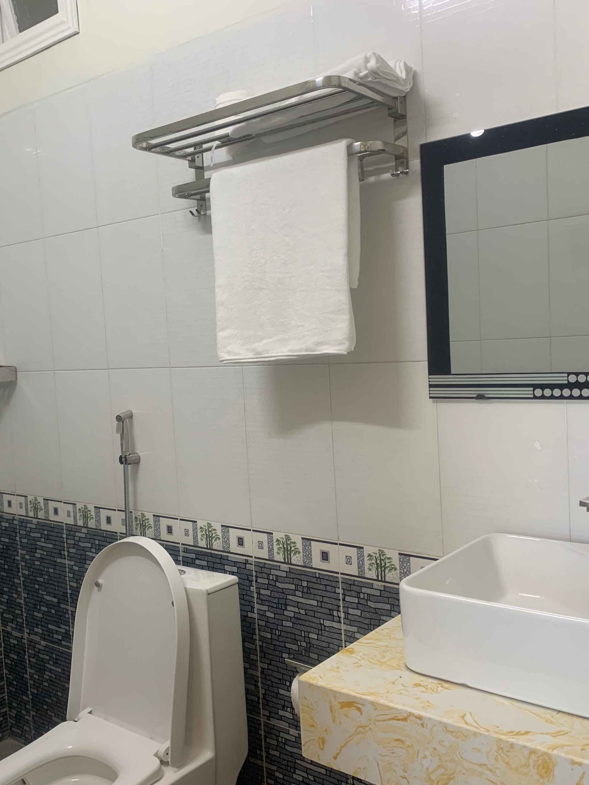 Phòng tắm bên trong Sinh Hien Hotel Tuy Hoa