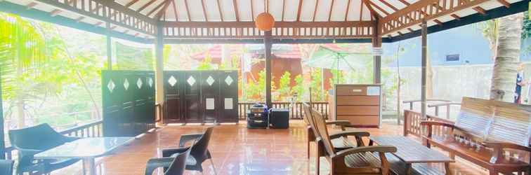 Lobi Hotel dan Gazebo Pinggir Kali Prigen Mitra RedDoorz