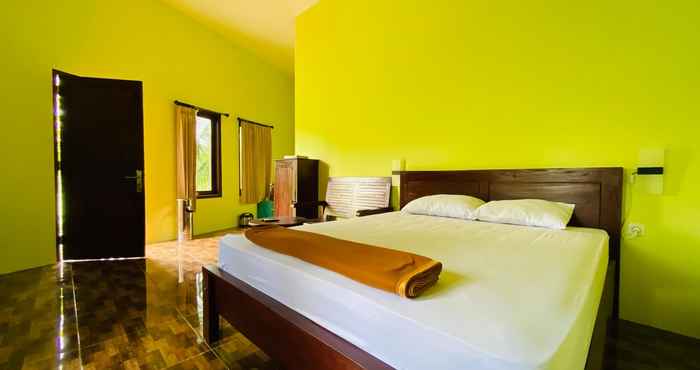 Kamar Tidur Hotel dan Gazebo Pinggir Kali Prigen Mitra RedDoorz