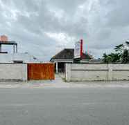 Bangunan 2 RedDoorz Near Pantai Selong Belanak