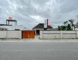 Bangunan 2 RedDoorz Near Pantai Selong Belanak