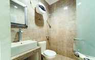 In-room Bathroom 6 DS CoLive Layur Kota Lama