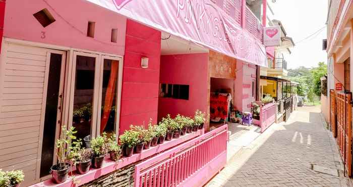 Exterior Pinky Guest House Syariah Kota Batu