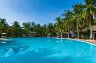 สระว่ายน้ำ Lang Co Beach Resort