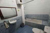 Toilet Kamar Relax 4 Bedroom at Ndalem Cemara Homestay Yogyakarta