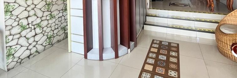 Lobby Urbanview Poma Hotel