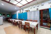 Common Space Urbanview Hotel Pasah Asi Gubeng by RedDoorz