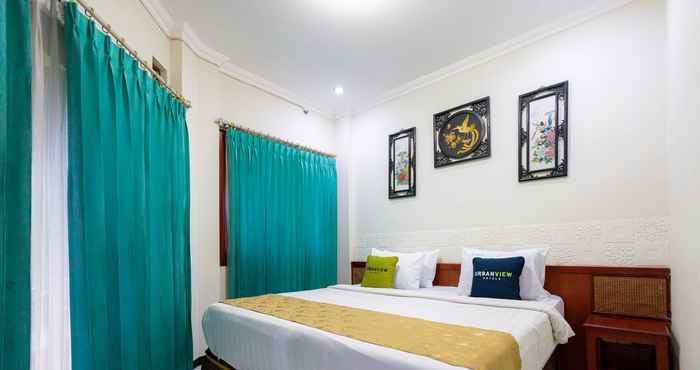 Bedroom Urbanview Hotel Pasah Asi Gubeng by RedDoorz