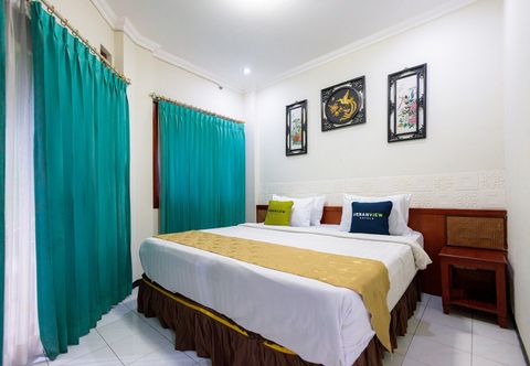 Bedroom Urbanview Hotel Pasah Asi Gubeng by RedDoorz