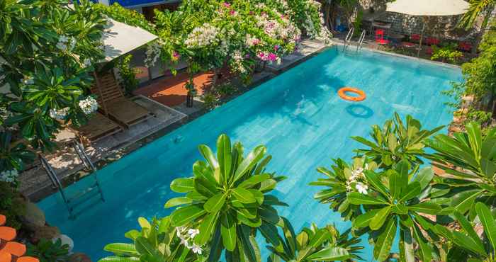 Swimming Pool Yellow Daisy Villa