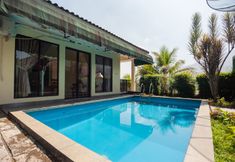 Swimming Pool 4 Urbanview Resort Syariah Khansa Cisarua Puncak by RedDoorz