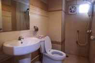 Toilet Kamar Chic Hotel Surat