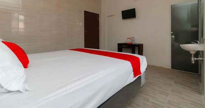 Bedroom RedDoorz Plus near RS Royal Prima