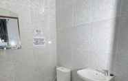 ห้องน้ำภายในห้อง 7 Al Cholil Homestay Balikpapan