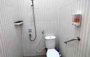 In-room Bathroom 7 RUMAH SINGGAH ASRI MALANG - Homestay Syariah