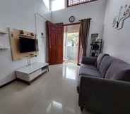 Entertainment Facility 3 RUMAH SINGGAH ASRI MALANG - Homestay Syariah