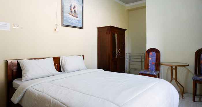 Bedroom RedDoorz Syariah near Alun Alun Pacitan 2