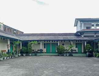 Exterior 2 RedDoorz Syariah @ Hotel Sidomulyo Pacitan