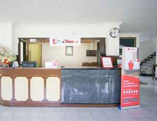 Lobby 2 RedDoorz Plus near Pelabuhan Bitung