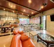 Bar, Cafe and Lounge 4 Urbanview Hotel Delima 101 Syariah