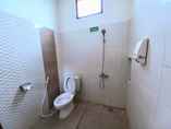 Toilet Kamar 7 Homestay Jogja dekat Malioboro dan Alun-Alun Utara by Simply Homy