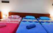 Kamar Tidur 6 Sleepy Raccoon Hostel