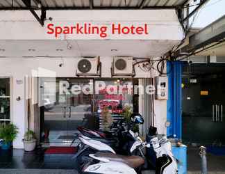 Luar Bangunan 2 RedDoorz @ Sparkling Hotel Surabaya