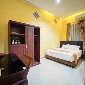 Bedroom 1 Kartika Hotel Syariah Pacitan Mitra RedDoorz, Hotel Pantai Soge