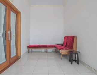 Lobi 2 RedDoorz Plus near Alun Alun Kuningan