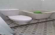 Toilet Kamar 6 Balige J&J Guesthouse 1