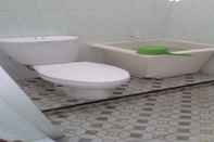 Toilet Kamar Balige J&J Guesthouse 1