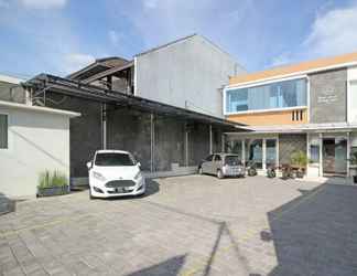 Exterior 2 RedDoorz near AMIKOM Yogyakarta