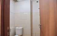 Toilet Kamar 5 Apartment Green Lake View Ciputat by Celebrity Room