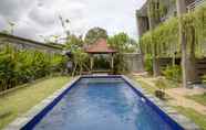 Swimming Pool 6 RedDoorz near Exit Toll Nusa Dua