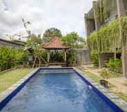 Swimming Pool 6 RedDoorz near Exit Toll Nusa Dua