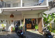 Exterior 5 Oke Baik Hostel