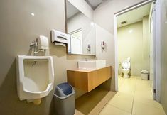 Toilet Kamar 7 Front One Hotel Nganjuk