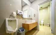 Toilet Kamar 6 Front One Hotel Nganjuk