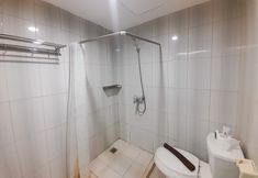 Toilet Kamar 5 Exquisite Studio Apartment at Galeri Ciumbuleuit 2 by Travelio