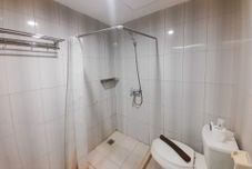 Toilet Kamar Exquisite Studio Apartment at Galeri Ciumbuleuit 2 by Travelio