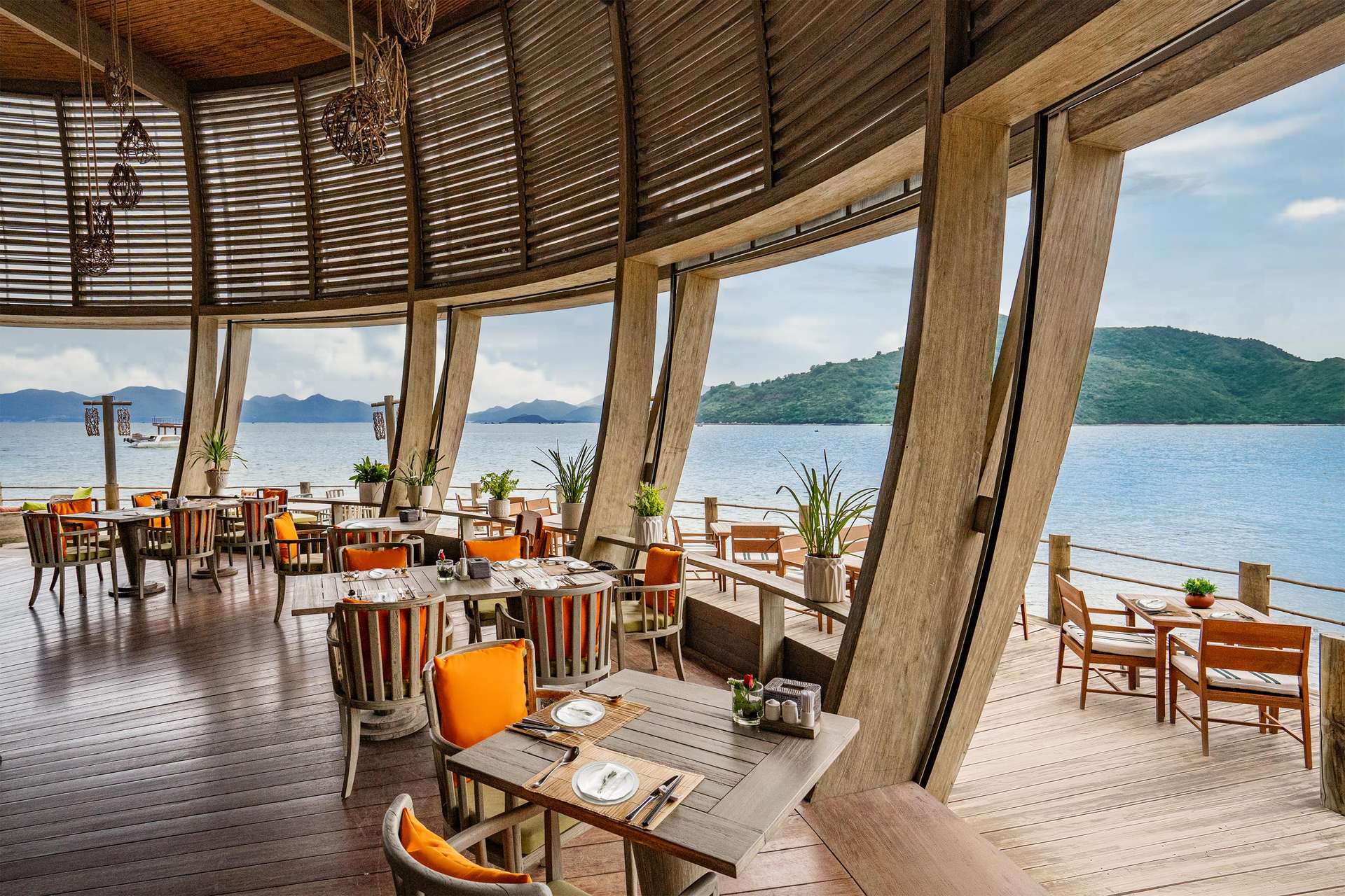 Không gian nhà hàng Sen tại An Lam Retreats Ninh Van Bay