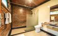 In-room Bathroom 7 Maruan Sari Guesthouse