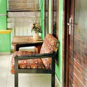 Bedroom 2 Quattrick Dee Homestay Mitra RedDoorz, Manokwari Port Hotels