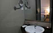 In-room Bathroom 3 Alam Hotel by Cordela