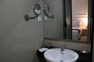 In-room Bathroom 4 Alam Hotel by Cordela